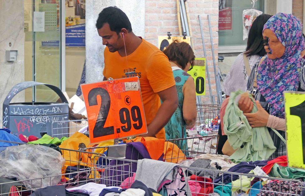 Ambulanti stranieri un vero boom nei mercati 