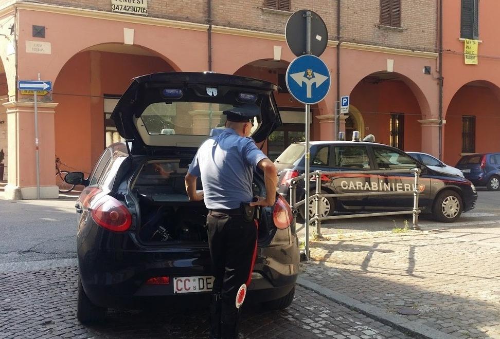 Coppia crea il caos nel supermarket Poi aggredisce i militari