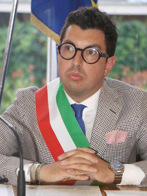 I vigili al lavoro di sera su strada e nei parchi 