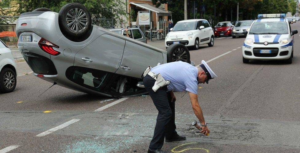 Centra un veicolo in sosta e si capovolge con l’auto 19enne salvo per miracolo