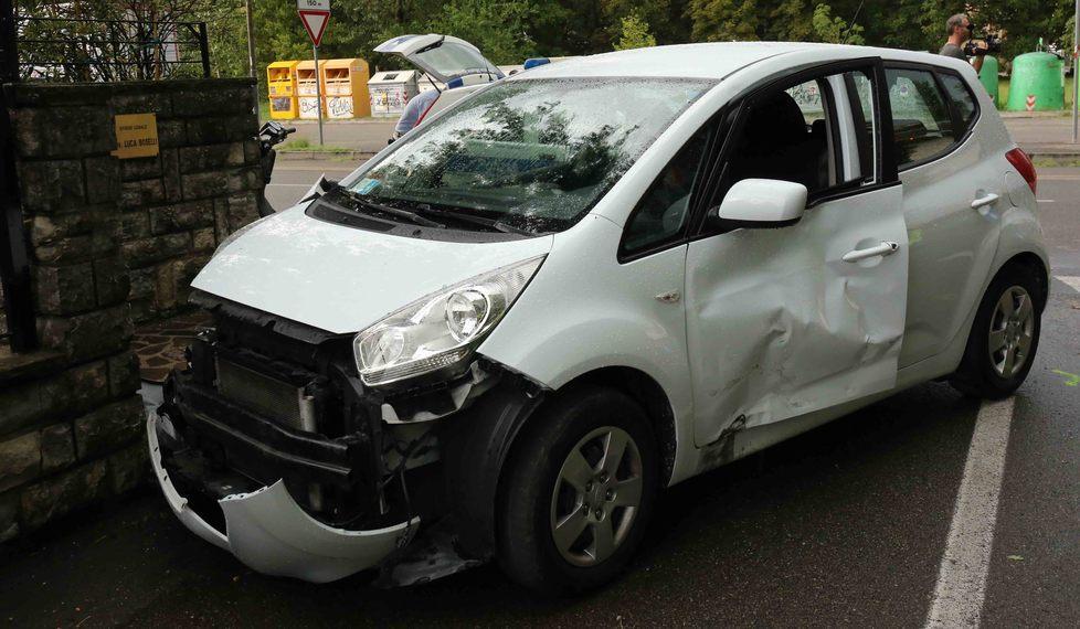 Don Rinaldi al volante travolge uno scooter Lui ferito, grave un 18enne 