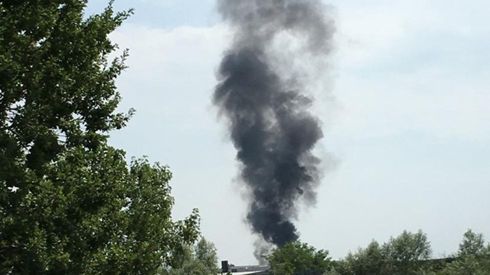 Incendio accanto a una ditta