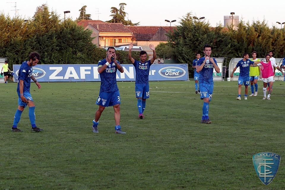 Il saluto degli azzurri ai tifosi a fine partita (foto Empoli Fc)