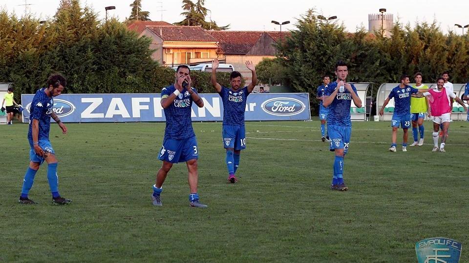 Il saluto degli azzurri ai tifosi a fine partita (foto Empoli Fc)