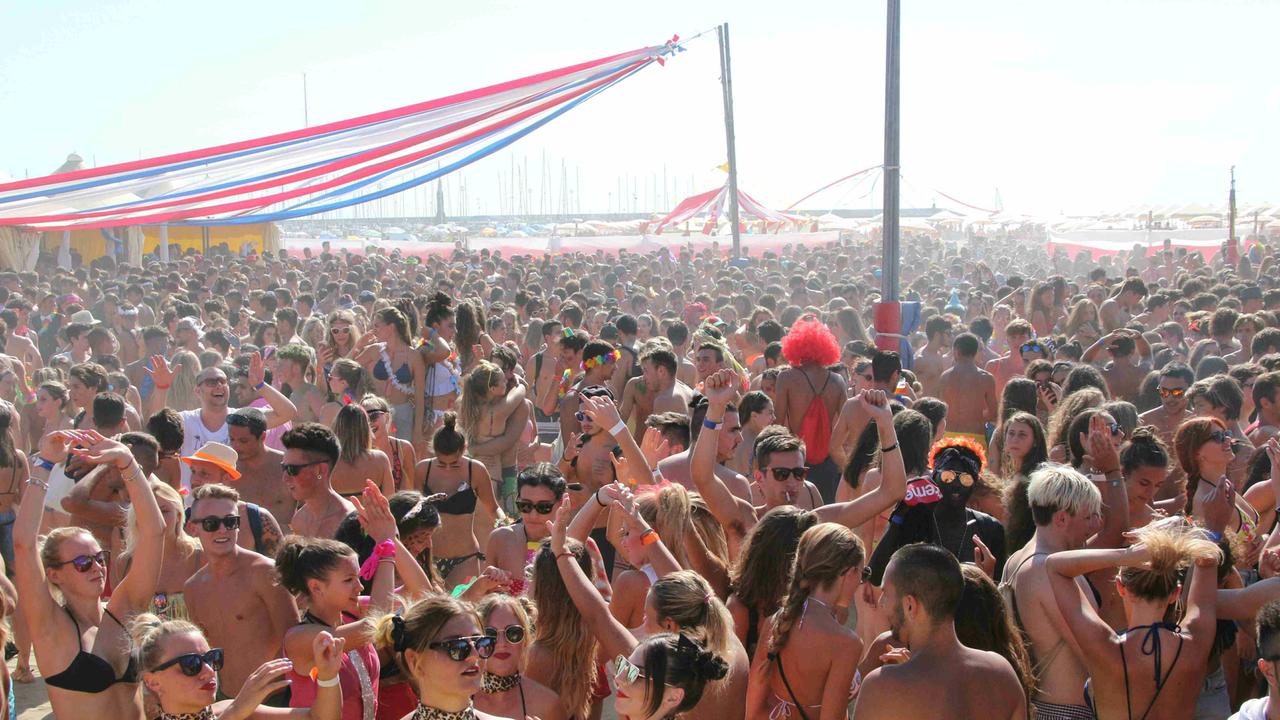 Un momento della festa di Ferragosto al Beach stadium