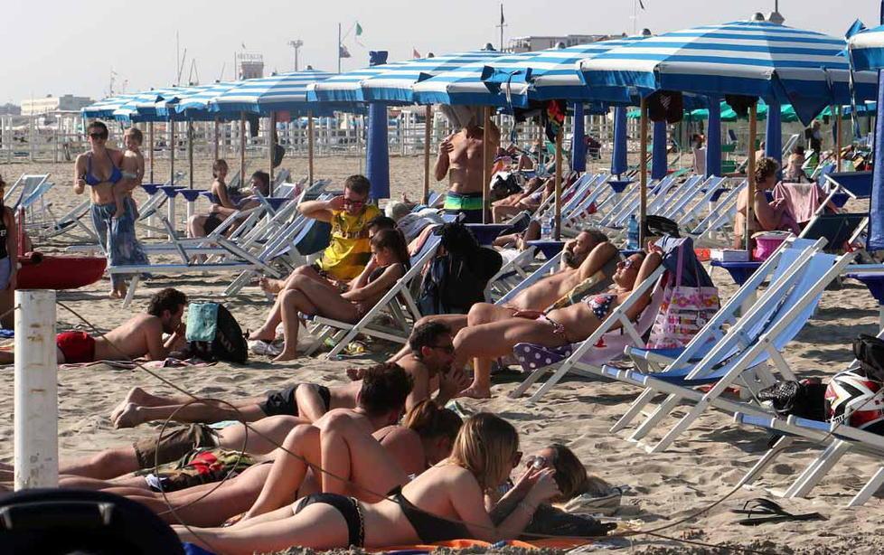 Spiaggia plastic free, ma non bar e ristoro. E le multe le rischia soltanto il bagnante 