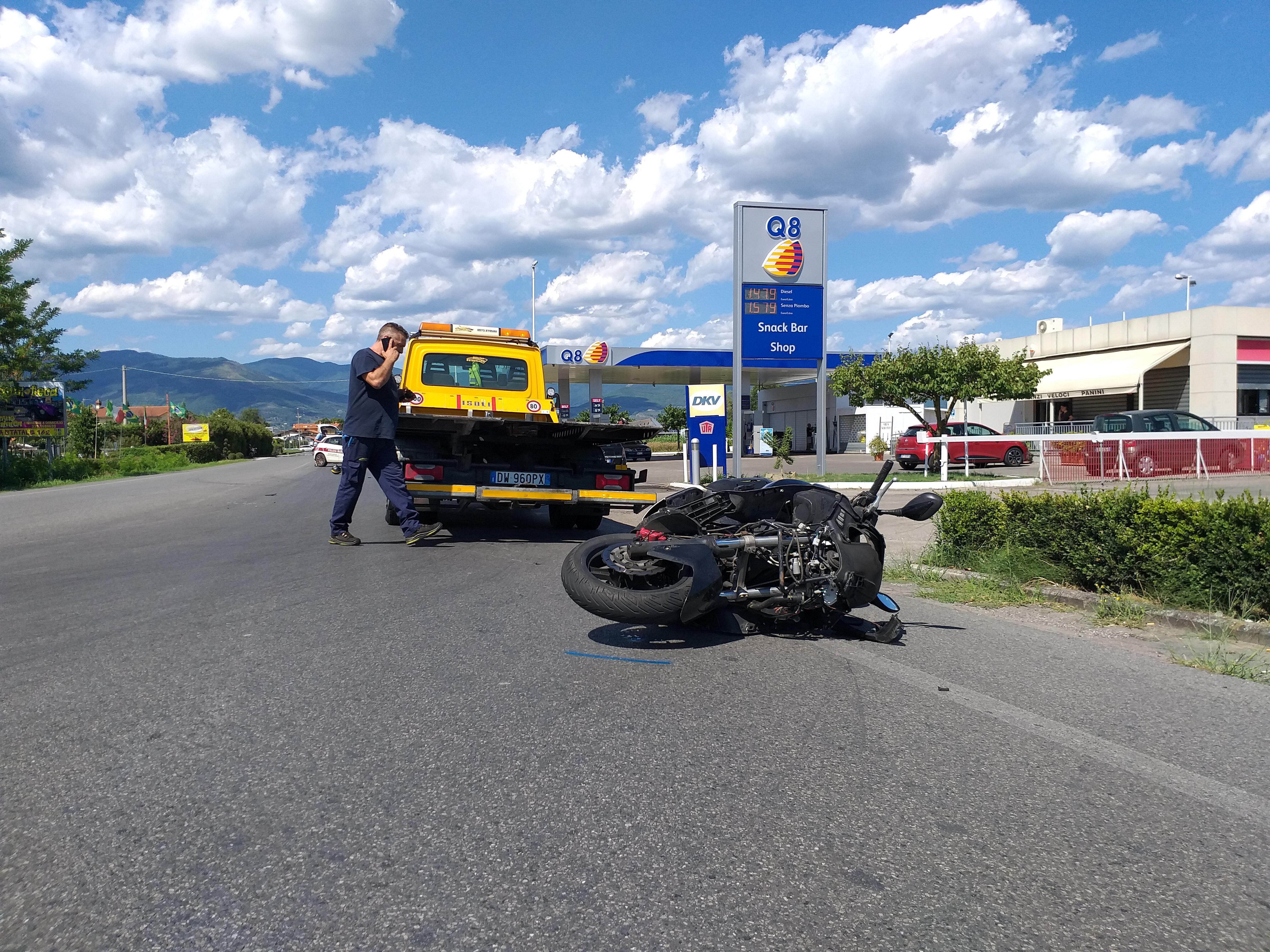 Con lo scooter tampona un’auto e muore sul colpo 