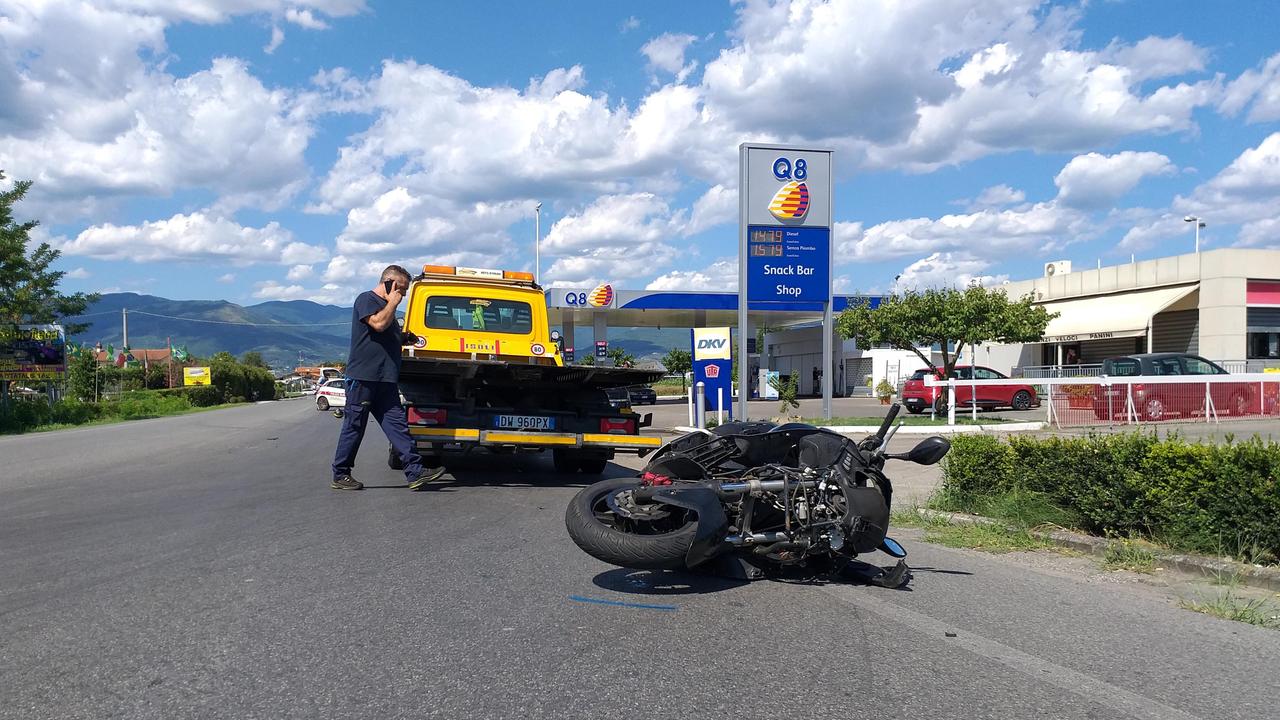 Con lo scooter tampona un’auto e muore sul colpo