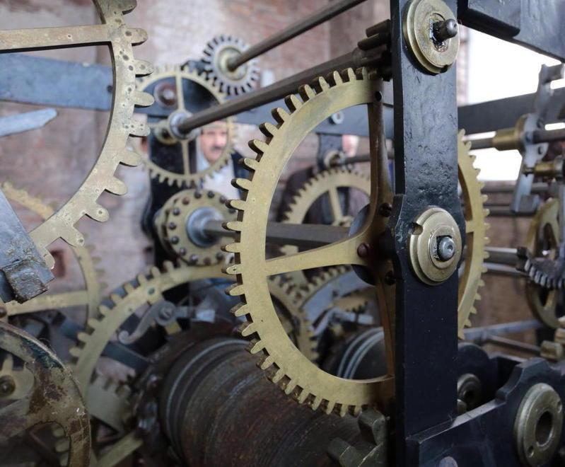 Torre delle Ore, la rabbia di chi vive in via Fillungo: «200 rintocchi al giorno, siamo stanchi» 