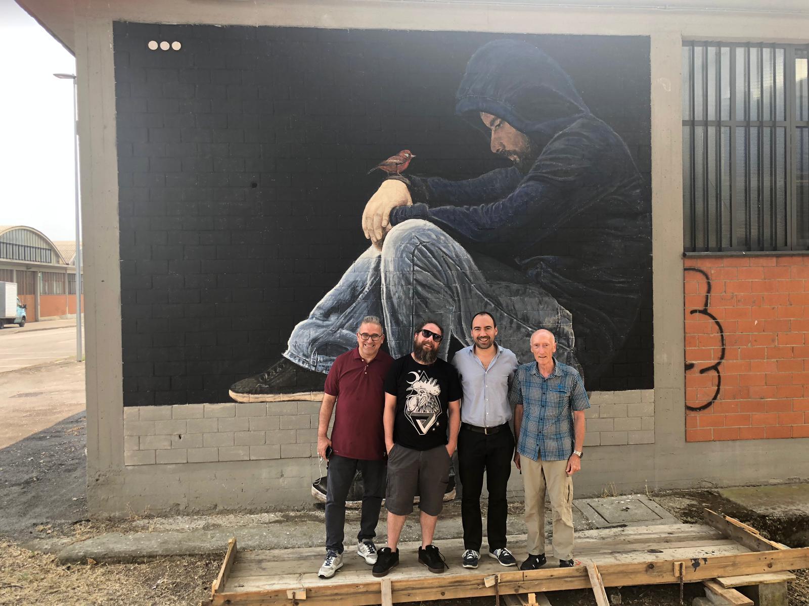 Nella foto da sinistra l'assessore Giuseppe Forastiero, l'artista Edoardo Buccianti, il sindaco Simone Calamai e Paolo Brachi, ideatore del progetto. Alle loro spalle l'opera di Gnob