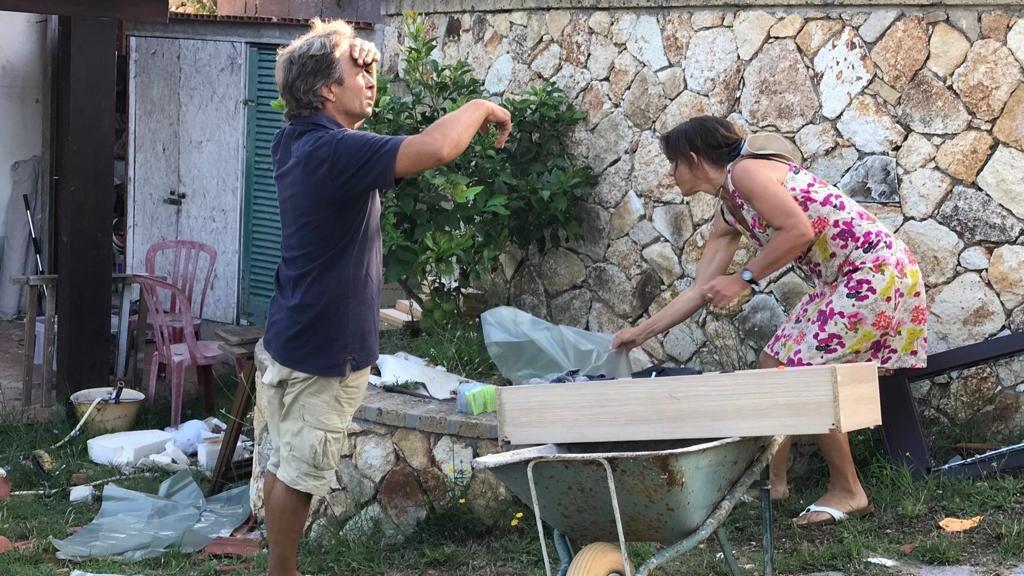 I coniugi Ferrari davanti alla casa distrutta