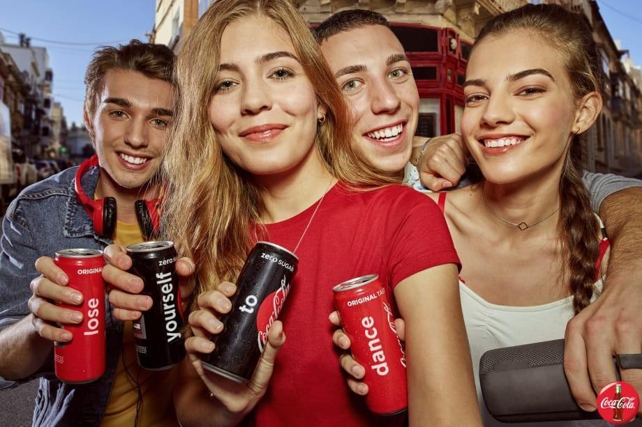 Davide Denci, terzo da sinistra, nel nuovo spot della Coca Cola