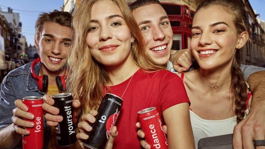 Davide Denci, terzo da sinistra, nel nuovo spot della Coca Cola