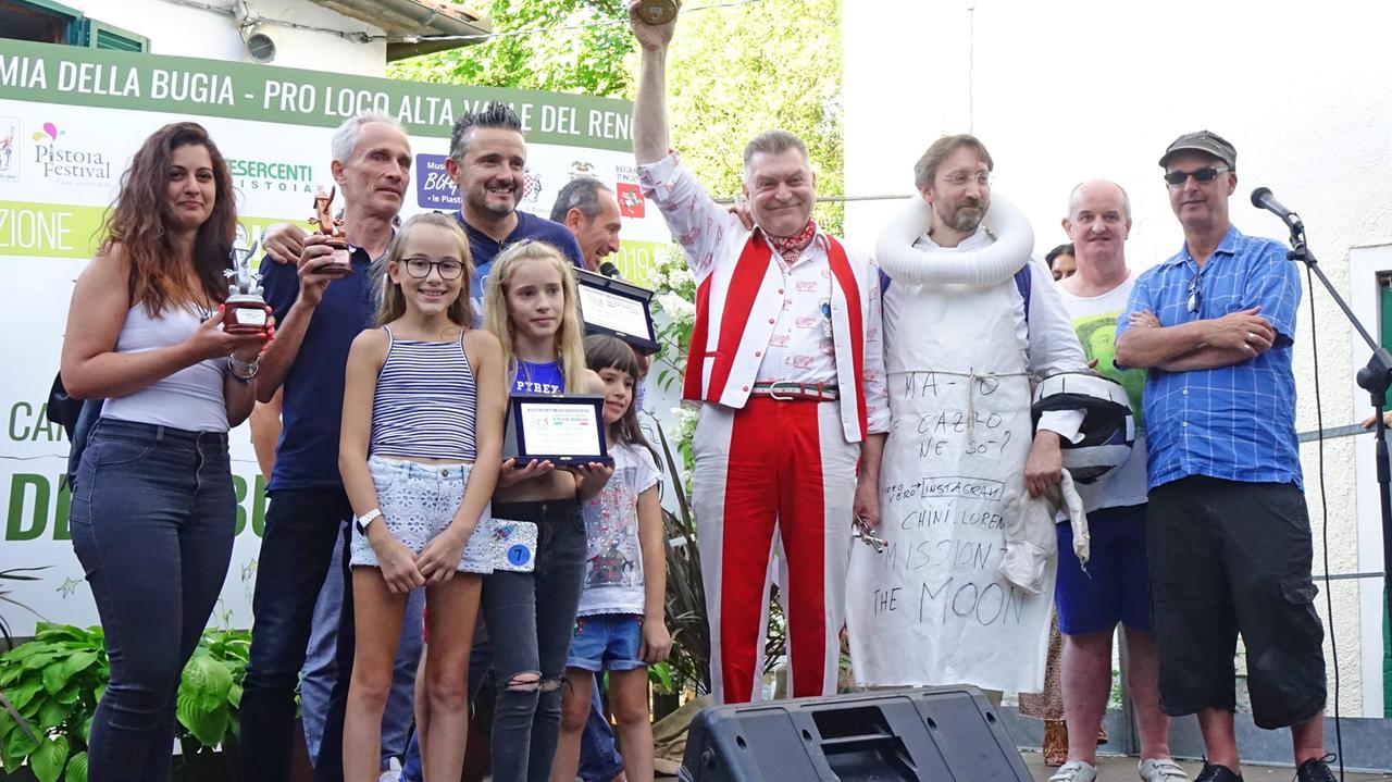 Foto di gruppo per i vincitori dell'edizione 2019