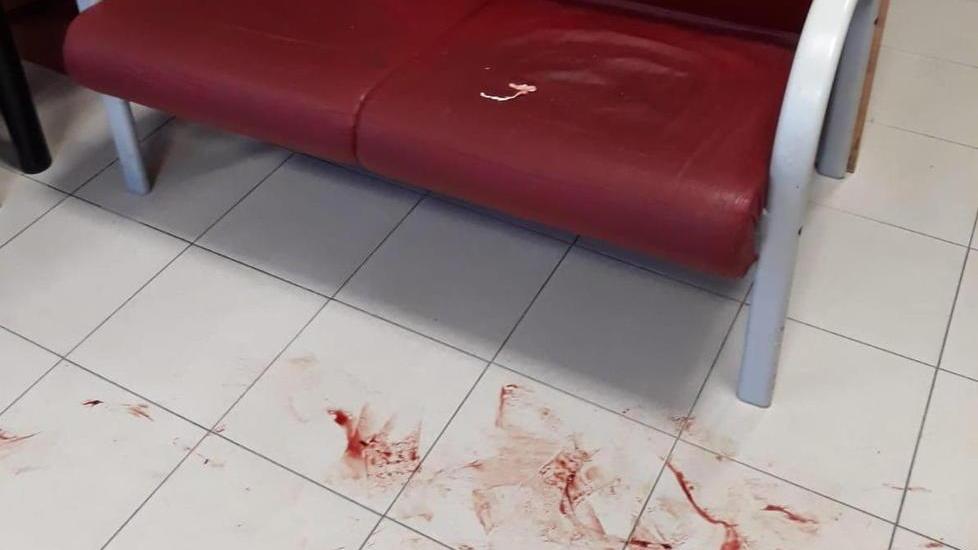 Il sangue sul pavimento del reparto di malattie infettive dell’ospedale di Cisanello