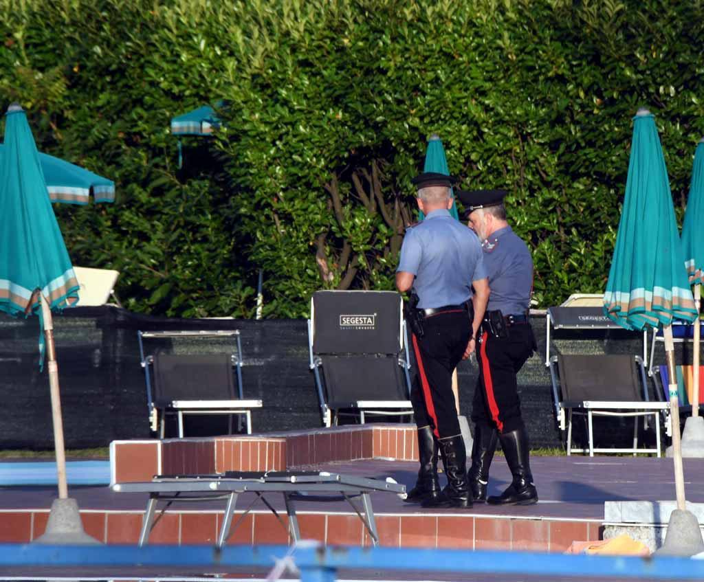 I carabinieri nella piscina comunale di Villafranca in Lunigiana (foto Cuffaro)