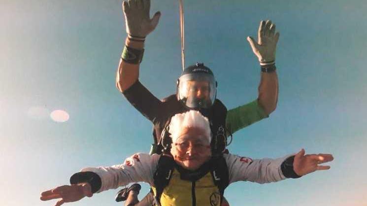 Nonna Orsolina, paracadutista a 80 anni