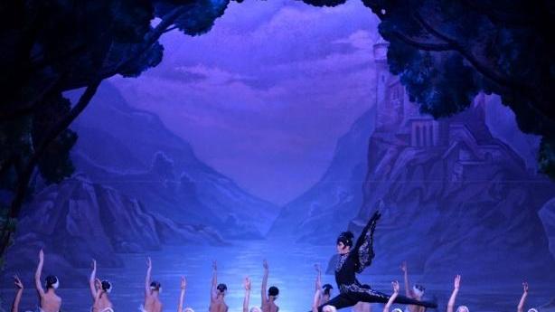 Grande danza con “Il lago dei cigni”