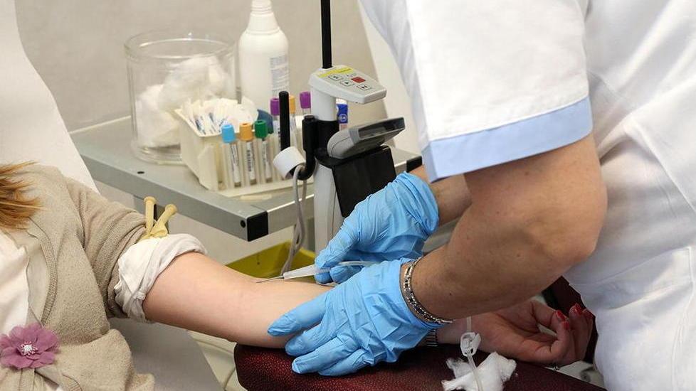 Estate, donatori in vacanza Emergenza sangue e plasma