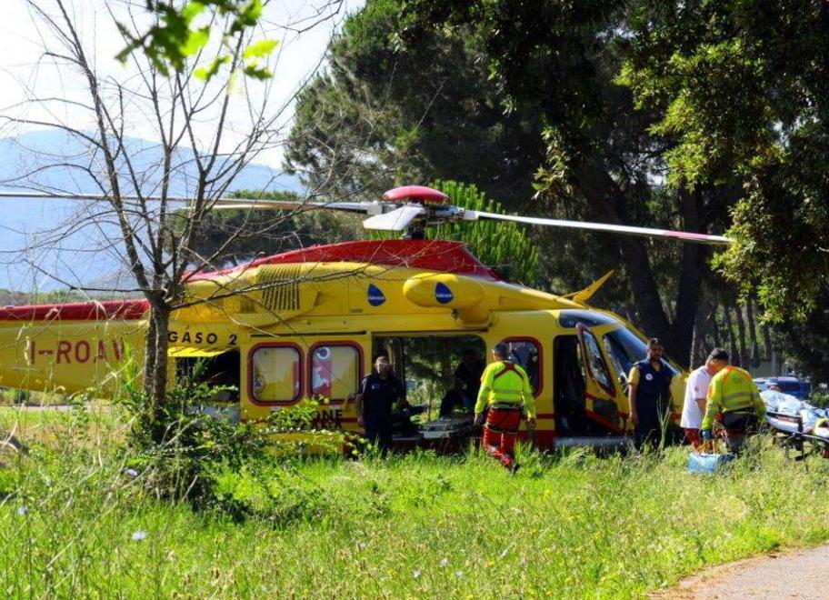 Con la moto contro il guardrail: grave 20enne 