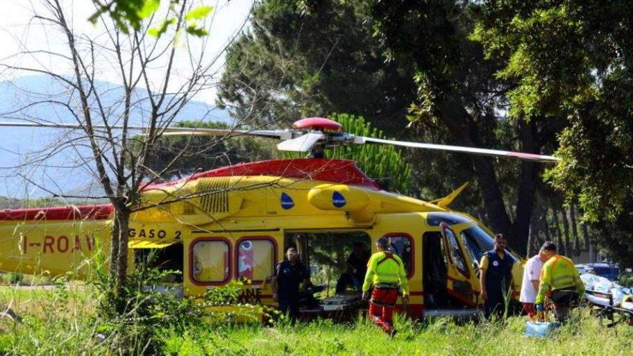 Con la moto contro il guardrail: grave 20enne