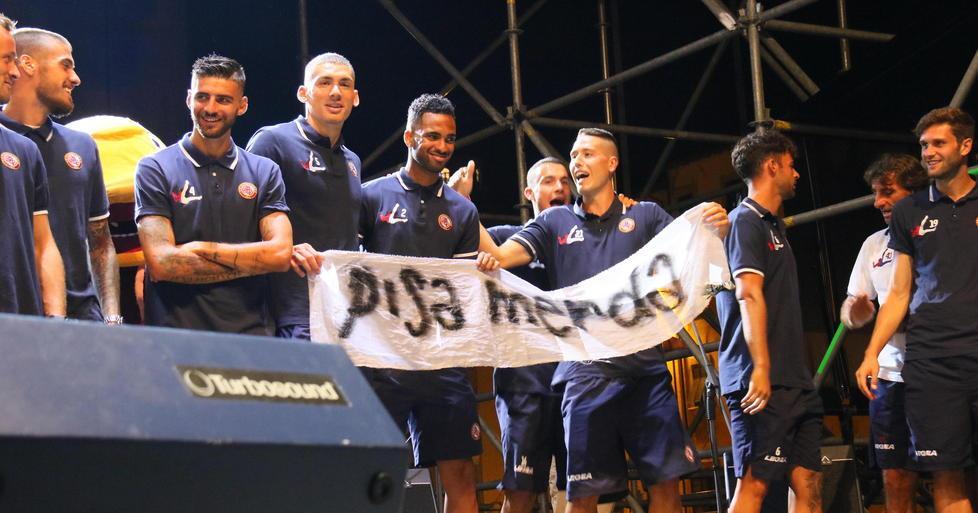 Amaranto, uno striscione anti-Pisa