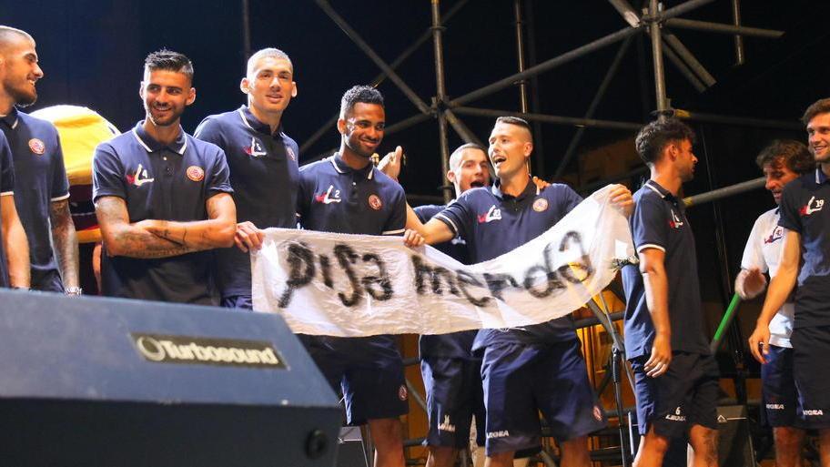Amaranto, uno striscione anti-Pisa