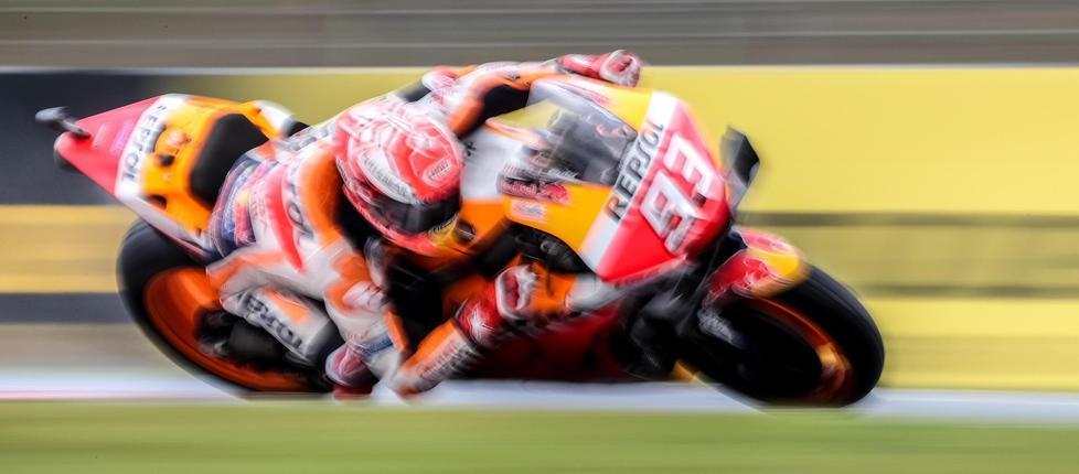  Marquez, un capolavoro E’ il più veloce di tutti sulla pista bagnata con le gomme slick...