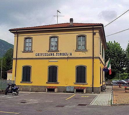 Prendono a calci il treno e poi tirano un sasso Caccia a gruppo di vandali