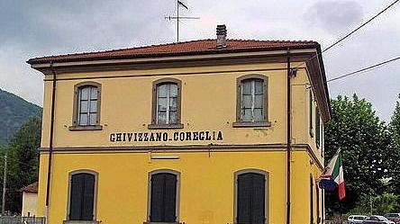 Prendono a calci il treno e poi tirano un sasso Caccia a gruppo di vandali