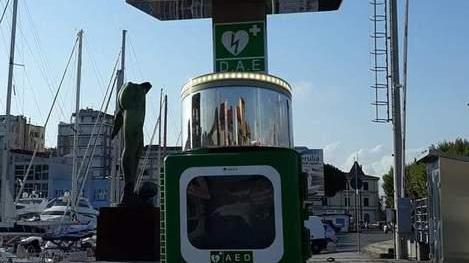 Rubato il defibrillatore sulla banchina del porto
