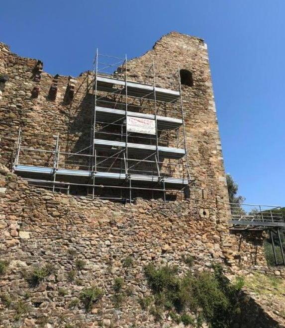 Fulmine sul Castello Montato il ponteggio per il sopralluogo