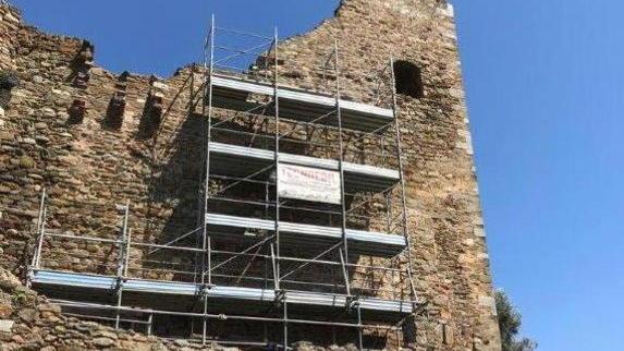 Fulmine sul Castello Montato il ponteggio per il sopralluogo