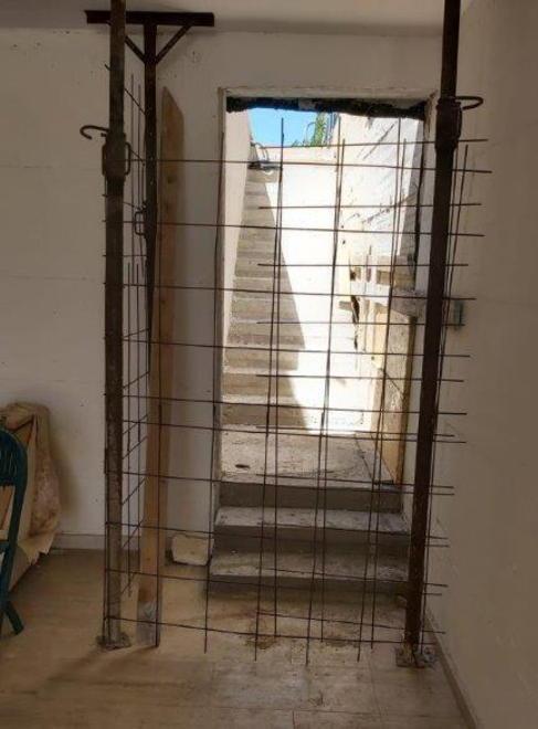 Sfondano il recinto e azzannano un dogo 