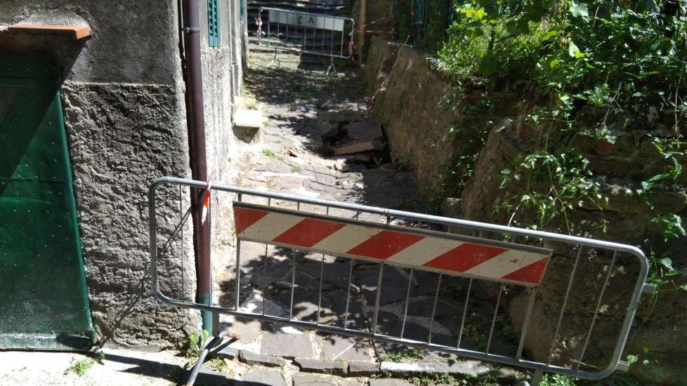 «Via delle Scalette dissestata e trascurata» Botta e risposta sui lavori