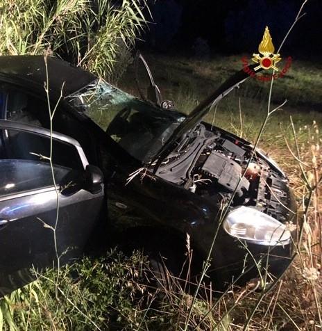Fuori strada con l’auto Feriti due giovani