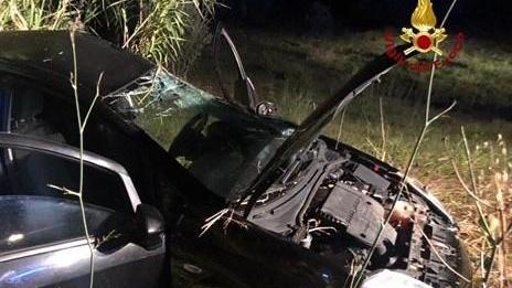 Fuori strada con l’auto Feriti due giovani
