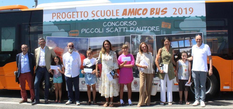 E le foto degli studenti corrono sui mezzi pubblici