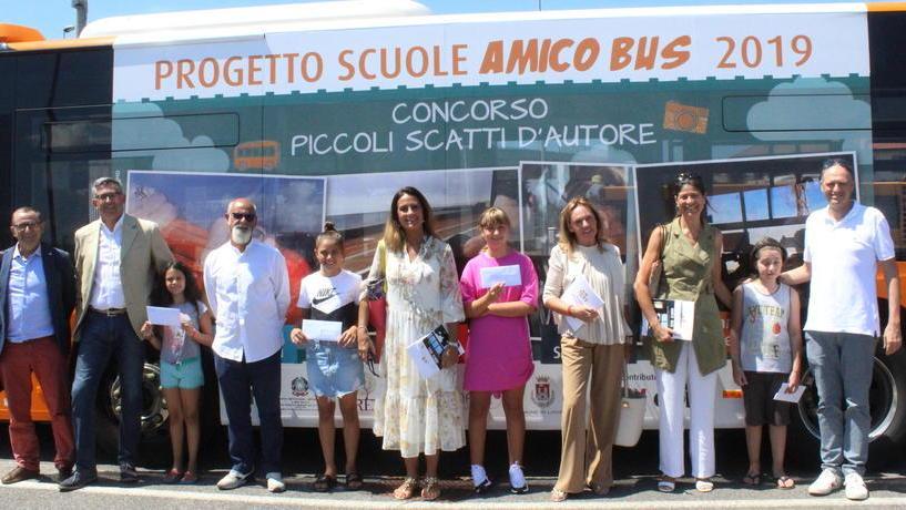 E le foto degli studenti corrono sui mezzi pubblici