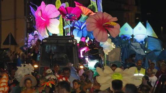 Bagno di folla al carnevale estivo