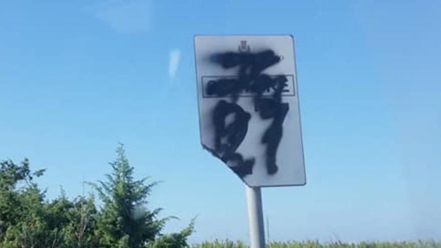 Vandali distruggono segnaletica e vialetti lungo la spiaggia