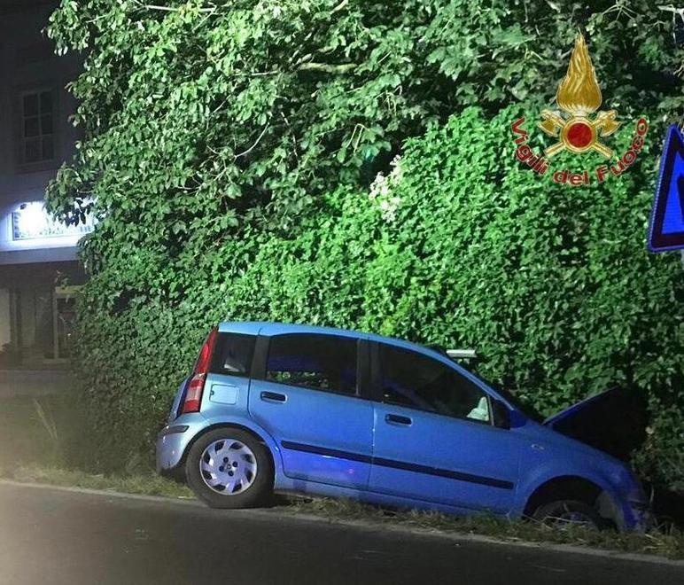 Travolge un ciclista e fugge, ma poi si pente 