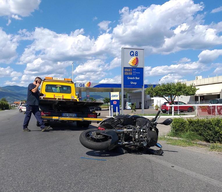 Muore a 51 anni nello scontro tra il suo scooter e un’auto 