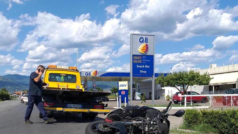 Muore a 51 anni nello scontro tra il suo scooter e un’auto
