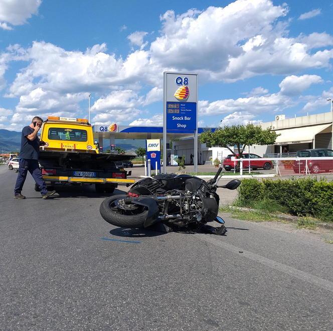 Tragico scontro: alla guida dello scooter tampona un’auto e muore sul colpo 