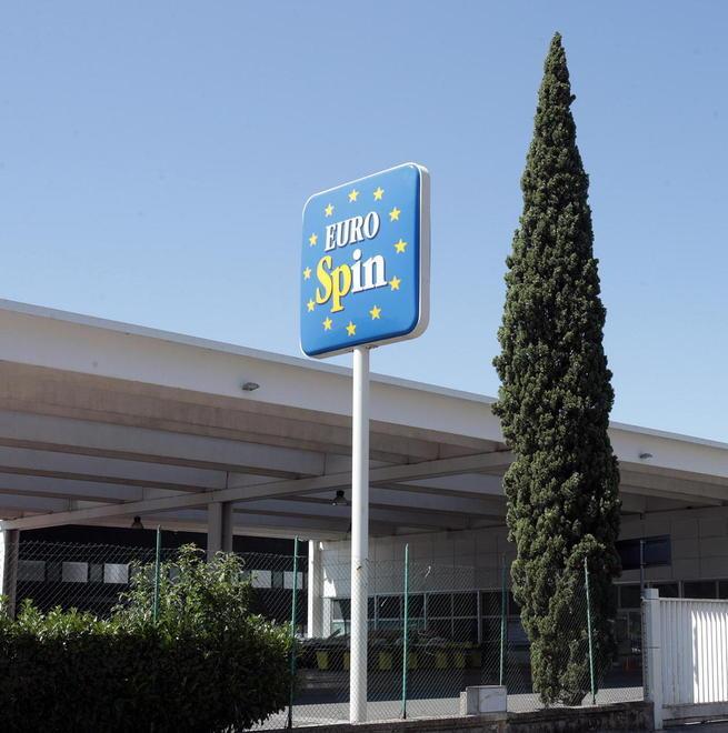 Opere di ristrutturazione al discount Eurospin che si trova in via Cairoli