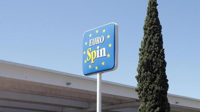Opere di ristrutturazione al discount Eurospin che si trova in via Cairoli