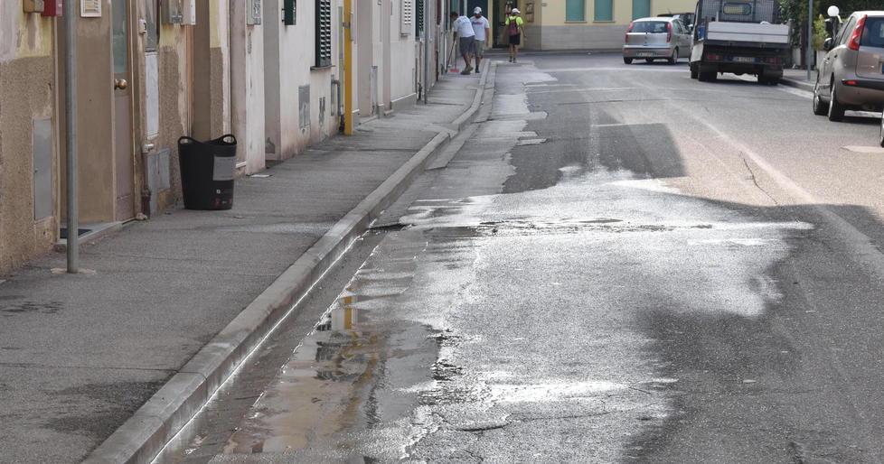 Doppia perdita, strada allagata