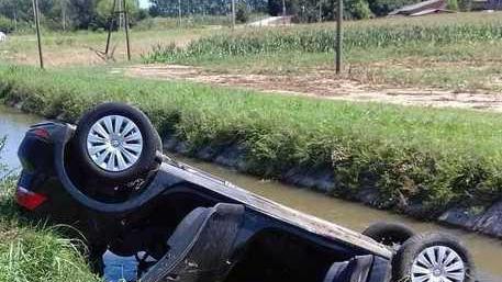 Esce di strada con l’auto e finisce nel canale
