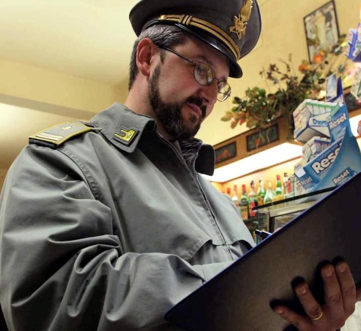 Stesso pranzo ma prezzi diversi, la cliente si arrabbia e chiama finanza e carabinieri 